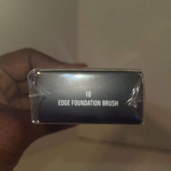 NWOT KAT VON D BEAUTY LOCK-IT EDGE FOUNDATION BRUSH #10